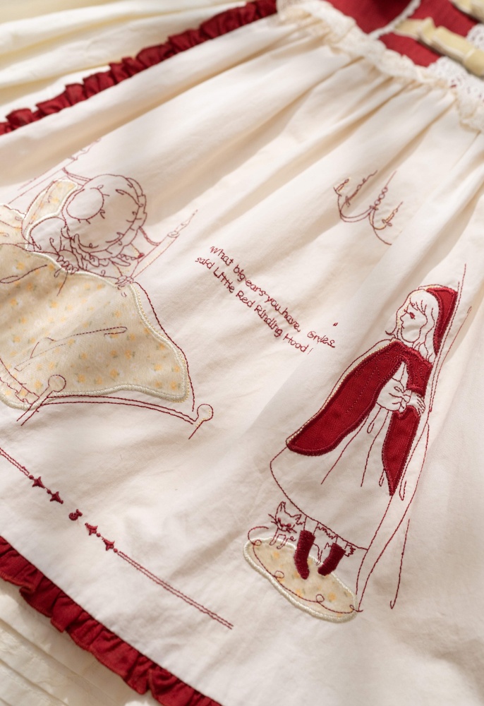 ベージュとレッドの赤ずきんちゃん刺繍エプロンジャンパースカート