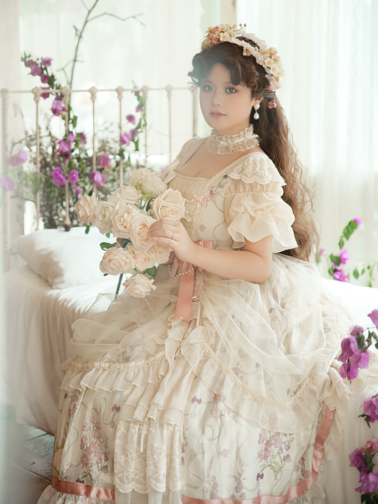 プラスサイズの優しいベージュの姫ドレス スクエアネック花柄ワンピース
