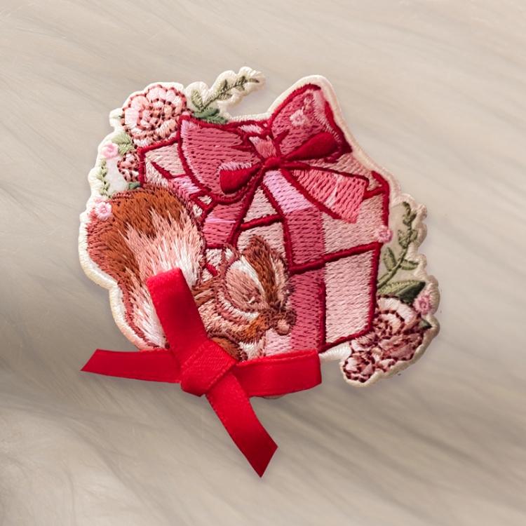 いちごとリス 刺繍ブローチ 日本全国 送料無料 - ファッション雑貨
