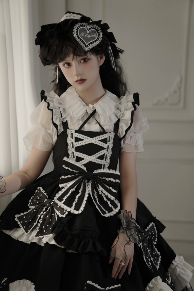 [¥10,457円]Old School Lolita Dress Classic Black Jumper Skirt with White  Lace and Bowknots Decoration